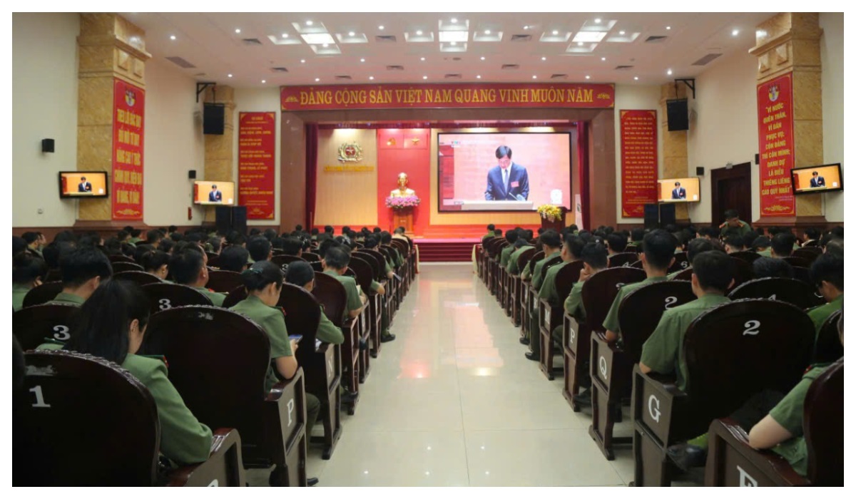 Công an Nghệ An tổ chức cho đảng viên, cán bộ, chiến sĩ theo dõi truyền hình trực tiếp Hội nghị toàn quốc