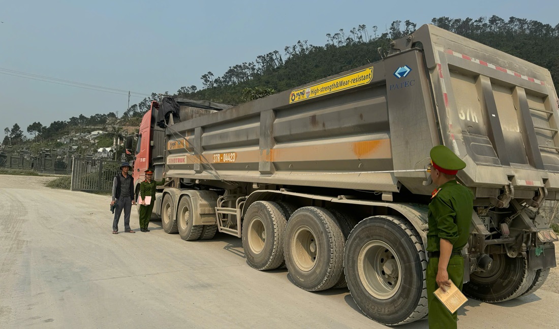 Công an xã Hưng Nguyên tổng rà soát phương tiện ô tô tải tự đổ, xe sơ mi rơ mooc tự đổ