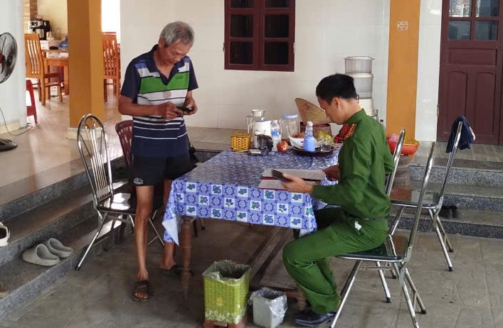 Công an xã Vạn An tổ chức ký cam kết không dựng rạp cưới lấn chiếm hành lang ATGT