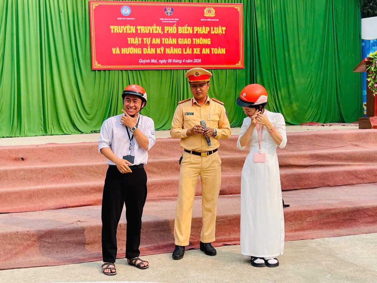 Tuyên truyền, phổ biến pháp luật về trật tự an toàn giao thông và hướng dẫn kỹ năng lái xe an toàn cho học sinh