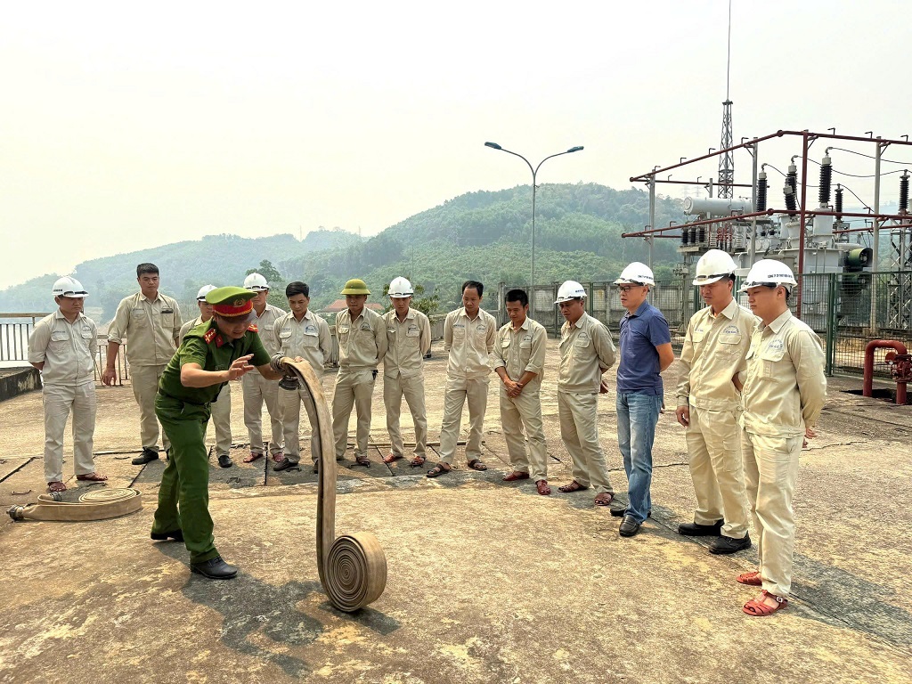 Thực tập phương án chữa cháy, cứu nạn, cứu hộ tại Nhà máy Thủy điện Chi Khê