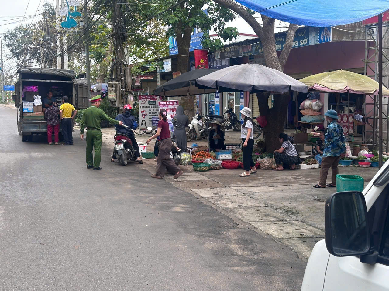 Ra quân giải tỏa hành lang an toàn giao thông