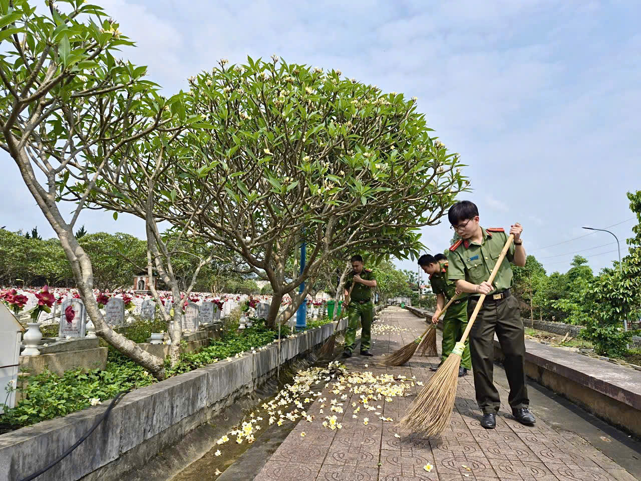 Chỉnh trang khuôn viên Nghĩa trang Liệt sĩ
