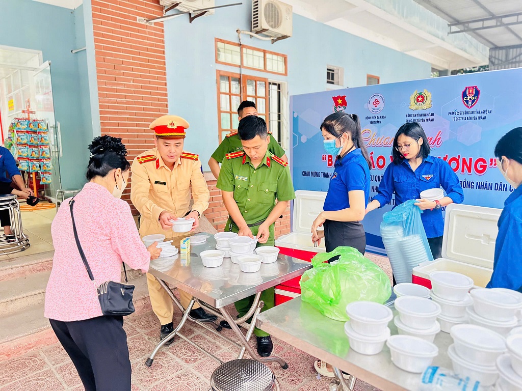 Đoàn thiện nguyện phát cháo đến bệnh nhân