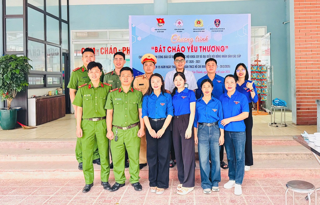 Đoàn thiện nguyện chụp ảnh lưu niệm