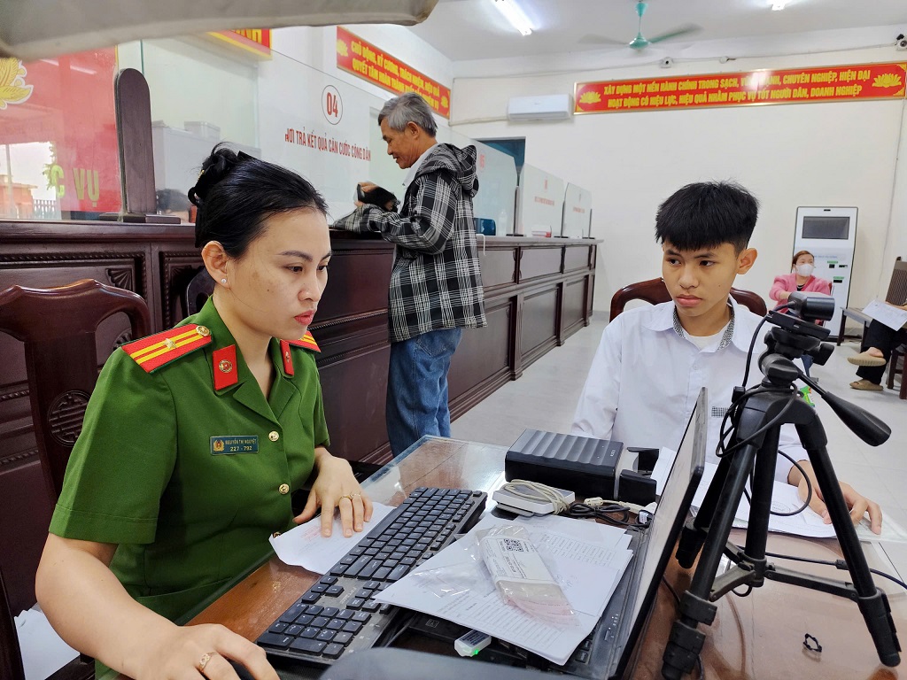 Công an xã Đại Đồng cấp căn cước công dân cho người dân