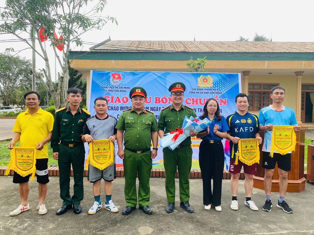 Công an xã tặng hoa vận động viên tham dự
