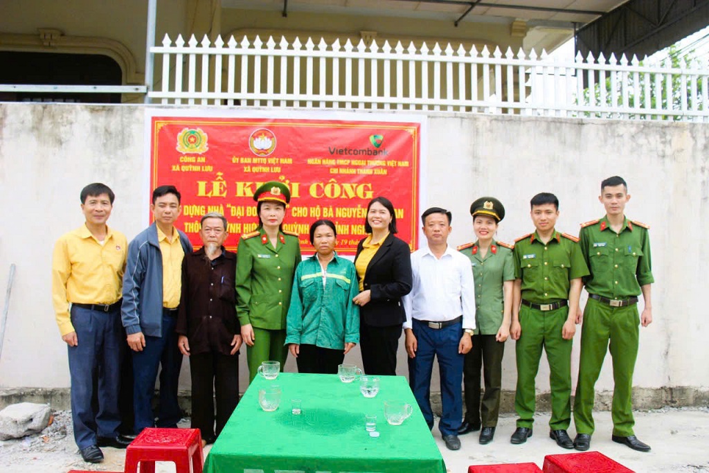 Đại biểu chụp ảnh lưu niệm