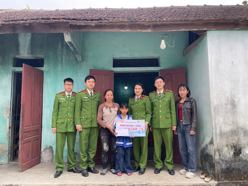 Công an xã đến thăm, động viên và trao qùa