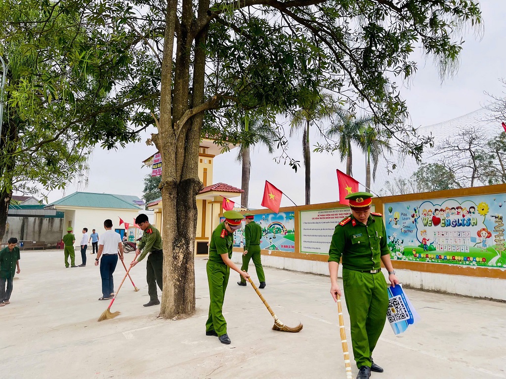 Công an xã tham gia kẻ vạch để xe