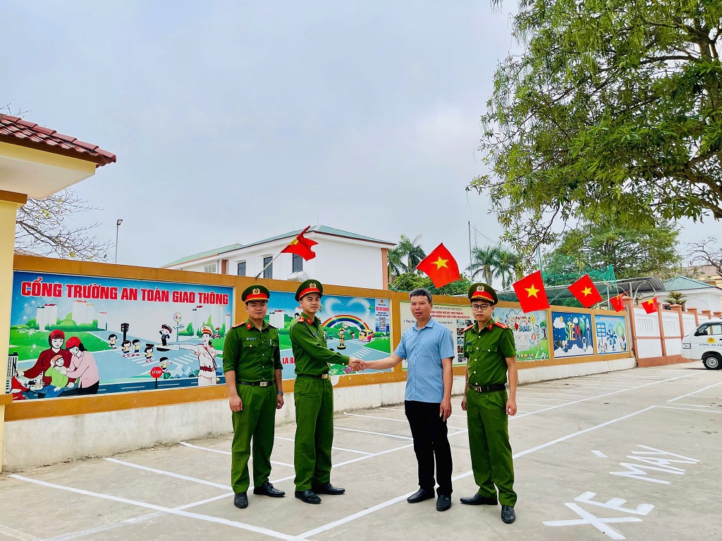 Công an xã bàn giao công trình tặng Nhà trường