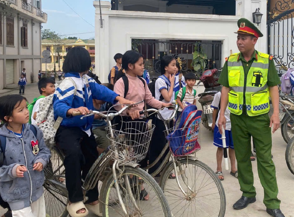 Công an xã tuyên truyền, hướng dẫn học sinh tham gia giao thông