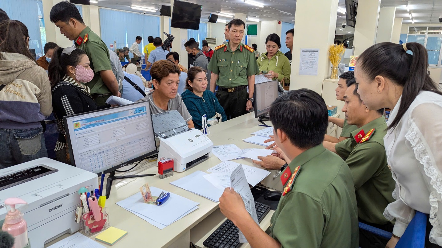 Lực lượng Hồ sơ nghiệp vụ hướng dẫn, giải quyết thủ tục hành chính cấp Phiếu lý lịch tư pháp cho công dân.