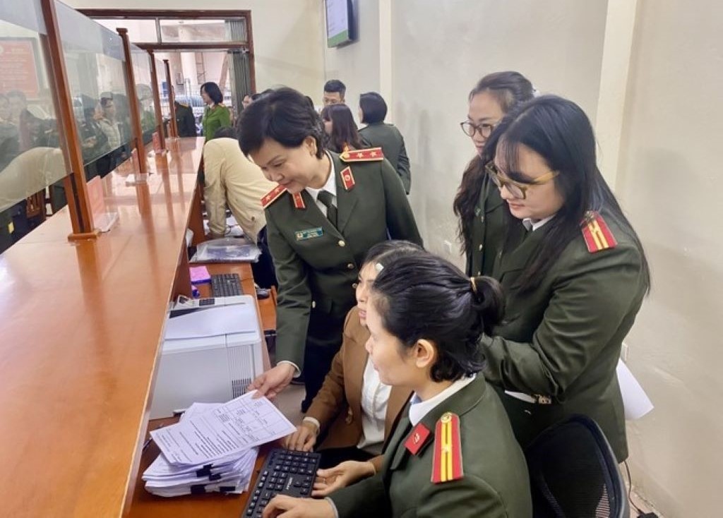 Trung tướng Ngô Thị Hoàng Yến, Cục trưởng Cục Hồ sơ nghiệp vụ, Bộ Công an đã đến kiểm tra, khảo sát, động viên việc tiếp nhận, thực hiện nhiệm vụ quản lý Nhà nước về lý lịch tư pháp và thực hiện dịch vụ công cấp Phiếu lý lịch tư pháp.