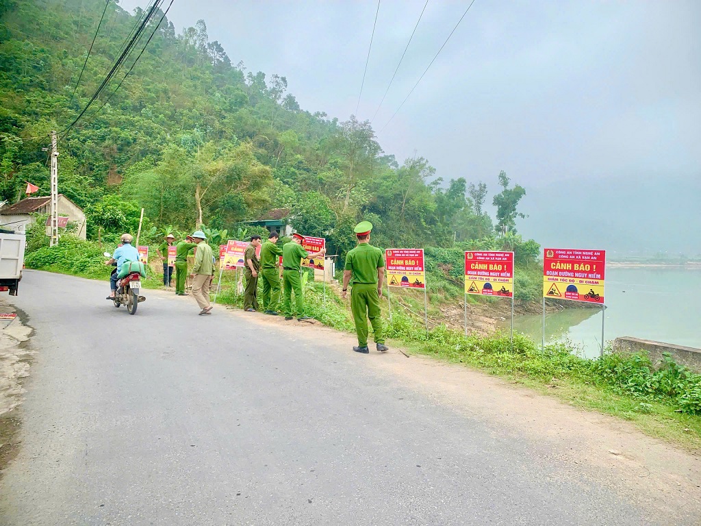 Công an xã Vạn An phối hợp lắp đặt biển cảnh báo bảo đảm an toàn giao thông trên tuyến đường ven sông