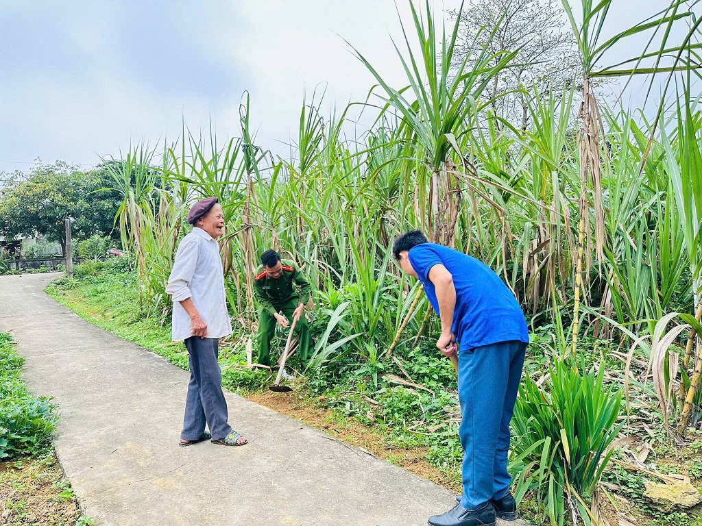 Công an xã tình nguyện dọn dẹp môi trường tại hộ dân