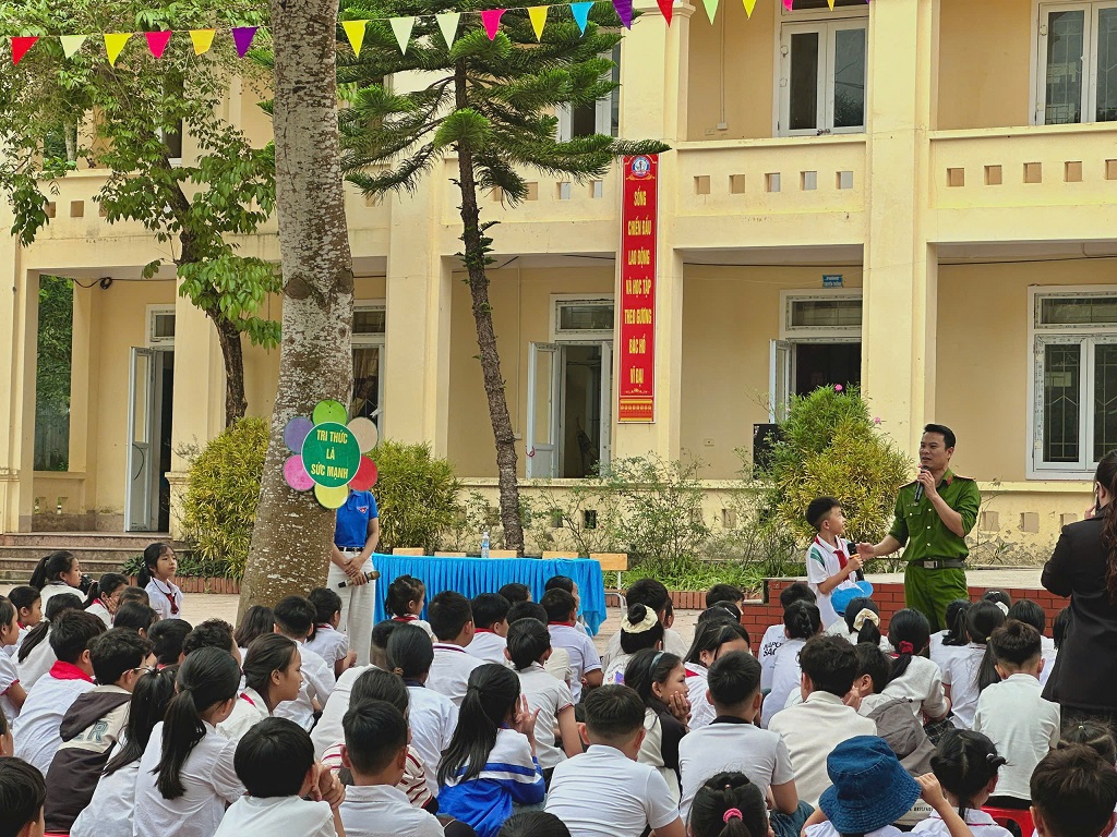 Công an xã thực hiện phương pháp hỏi – đáp đến học sinh