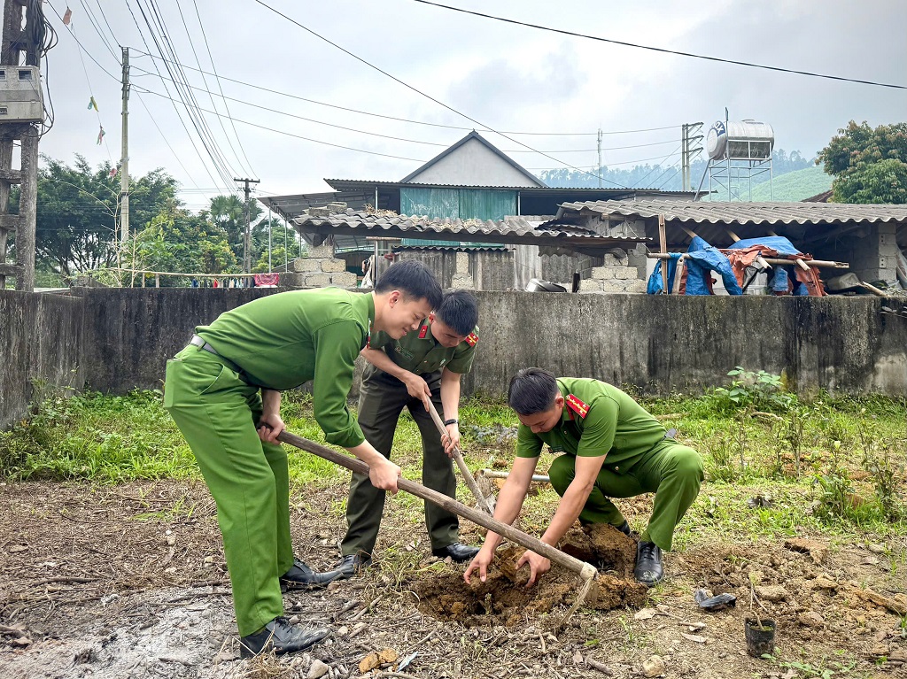 Hình ảnh CBCS Công an xã Anh Sơn phối hợp Đoàn Thanh niên xã Anh Sơn và Đồn Biên phòng Phúc Sơn tổ chức hoạt động trồng 50 cây thuốc nam tại vườn thuốc thuộc khu vực “Tủ thuốc biên cương” (địa phận Bản Vều 2, xã Anh Sơn).