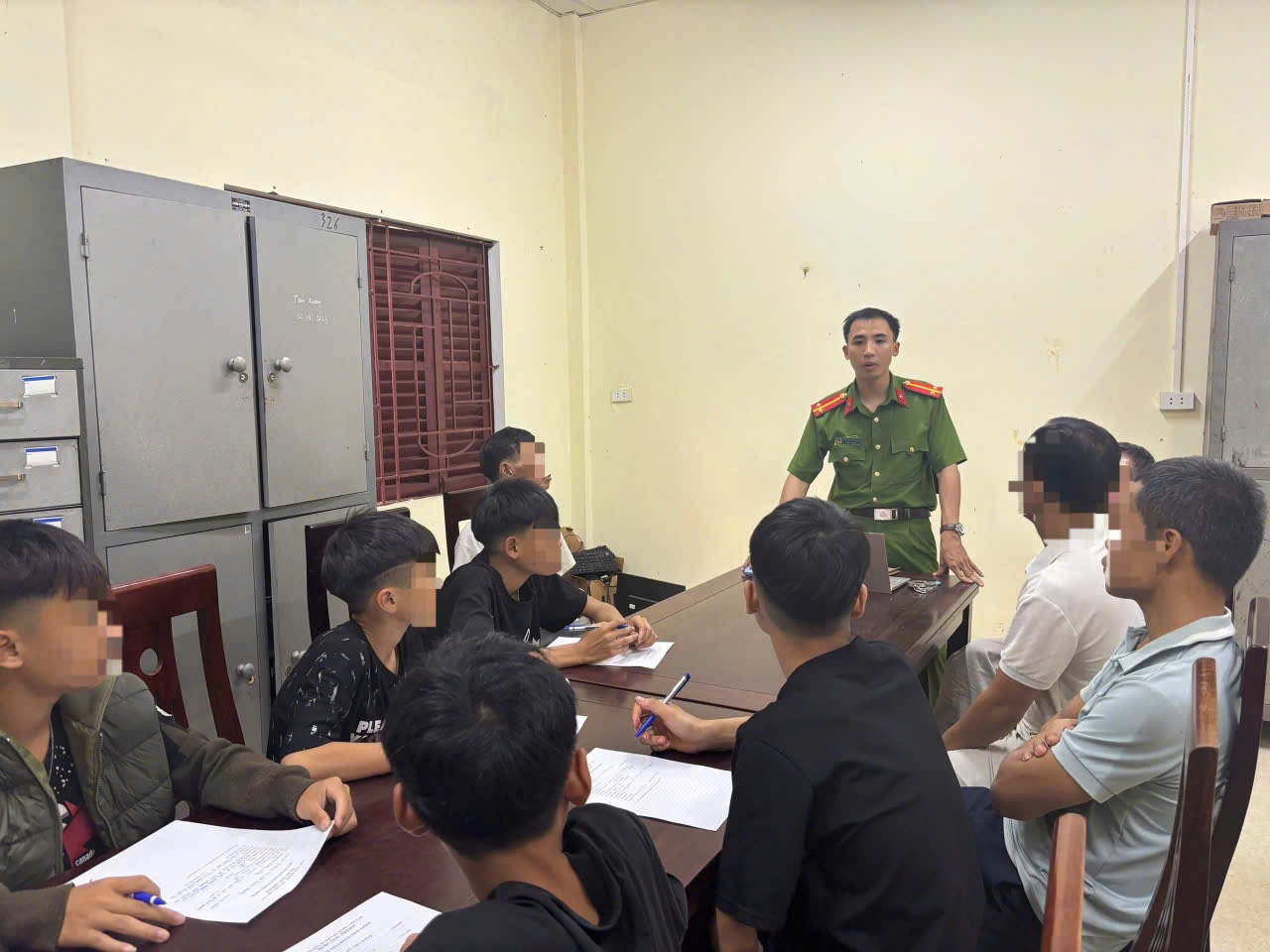 Công an xã Tam  Quang  triệu tập nhóm thanh thiếu niên làm việc 