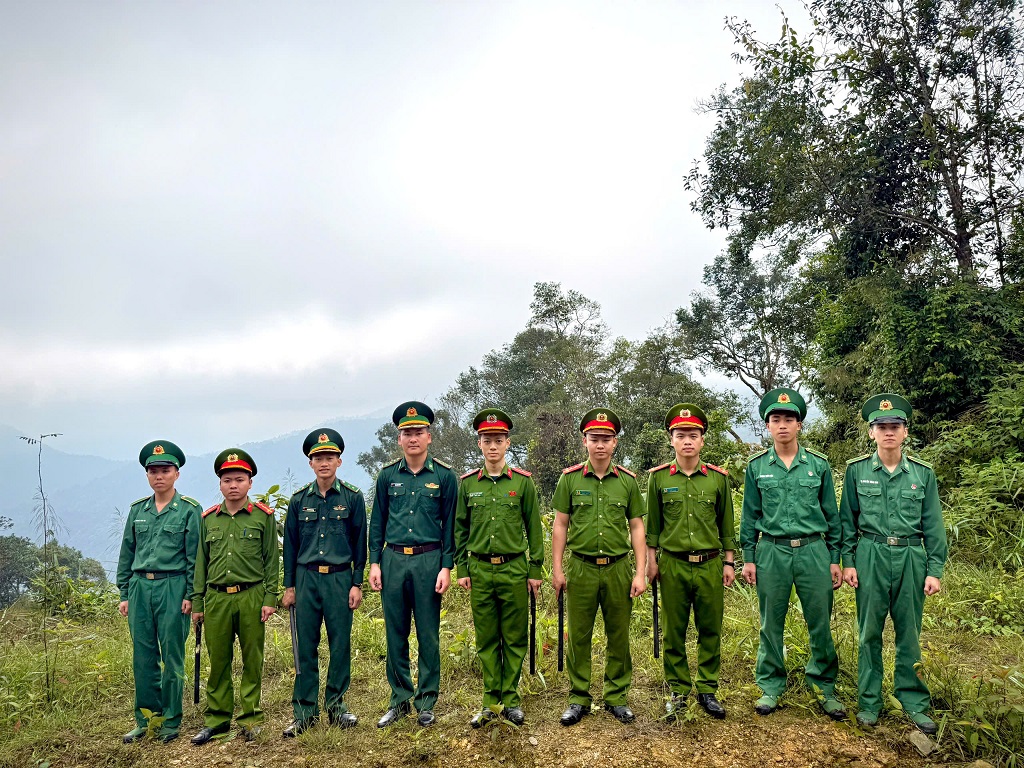 Hình ảnh CBCS Công an xã Anh Sơn phối hợp với Đồn Biên phòng Phúc Sơn tuần tra, kiểm soát tại khu vực biên giới 