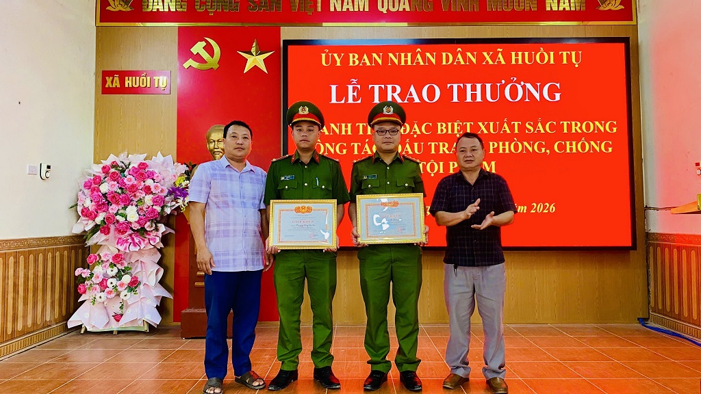 Lãnh đạo xã trao thưởng Công an xã về thành tích xuất sắc  