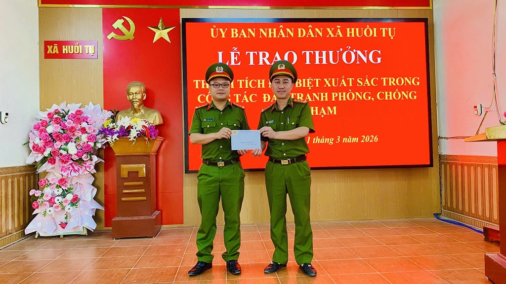 Đại diện Công an xã khen thưởng Tổ Cảnh sát phòng, chống tội phạm