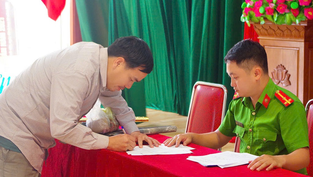 Công an xã tiếp nhận vũ khí, vật liệu nổ, công cụ hỗ trợ từ người dân