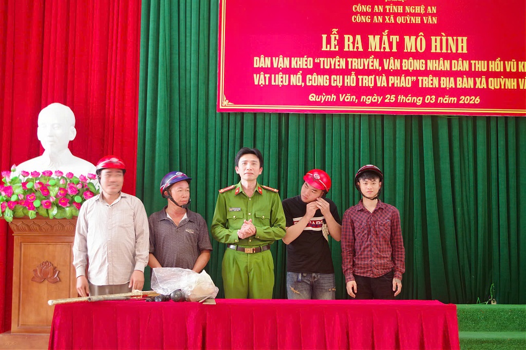 Công an xã tặng quà đến người dân chủ động giao nộp vũ khí, vật liệu nổ, công cụ hỗ trợ và pháo