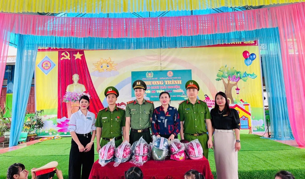 Công an xã Tân Phú tổ chức trải nghiệm thực tế 