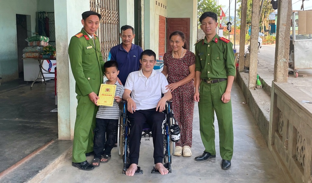 Công an xã Tân An thăm hỏi, trao quà tặng cháu Chu Huy Đăng Khôi 