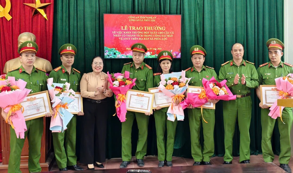 Lãnh đạo xã Phúc Lộc khen thưởng tập thể, cá nhân có thành tích xuất sắc trong đợt cao điểm tấn công, trấn áp tội phạm