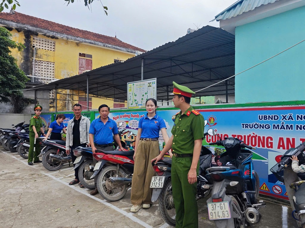 Công an xã Nghĩa Lộc duy trì hiệu quả mô hình Cổng trường an toàn giao thông
