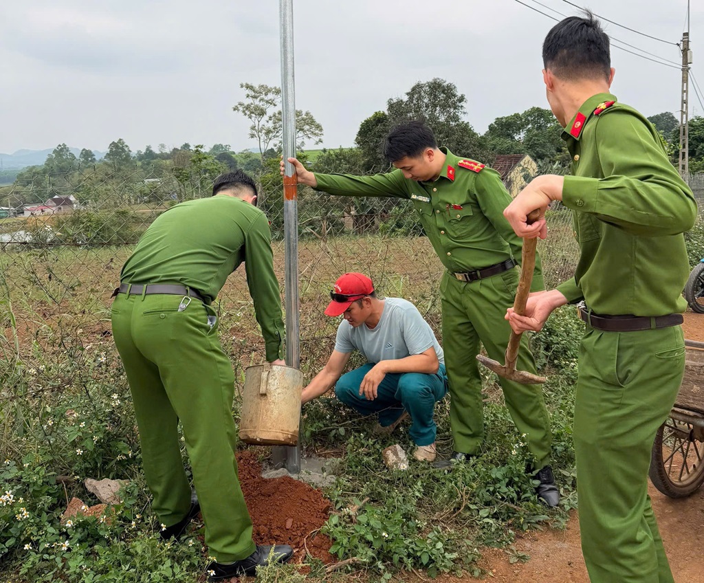 Công an xã Nghĩa Hưng thực hiện công trình 