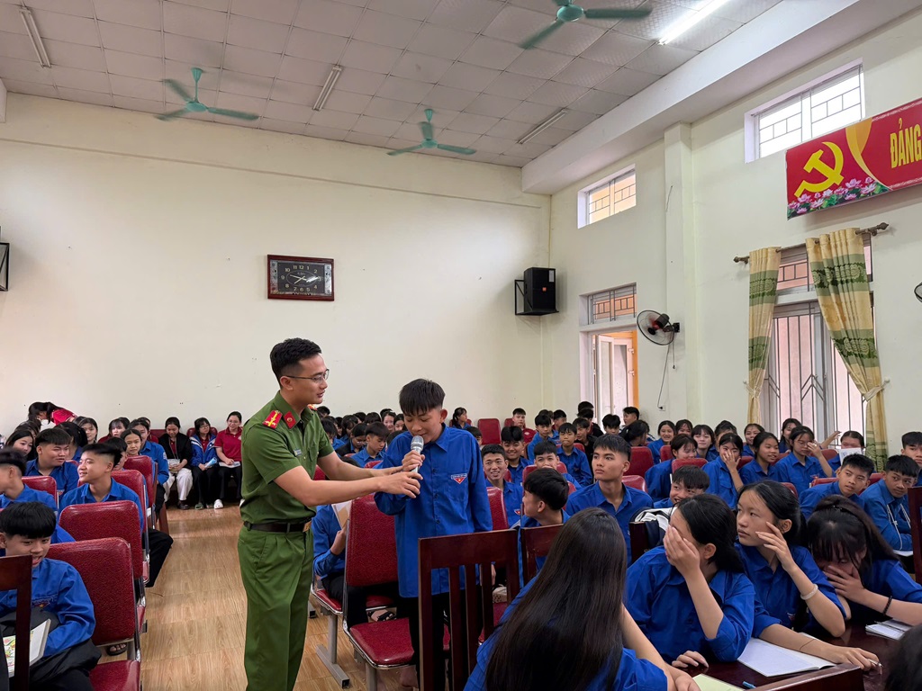 Công an xã Nghĩa Hưng tuyên truyền pháp luật về an toàn giao thông