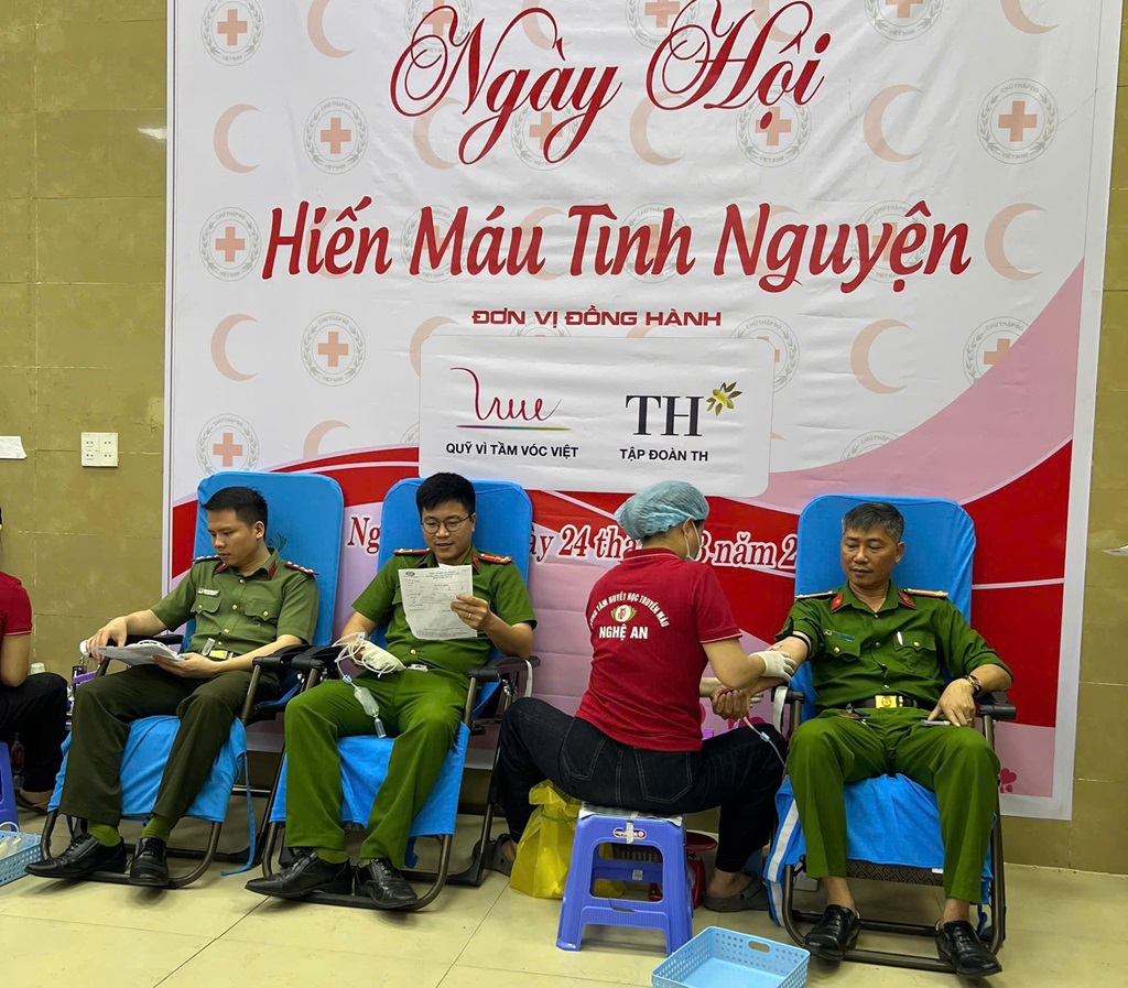 Công an xã Nghĩa Đàn tích cực tham gia hiến máu tình nguyện