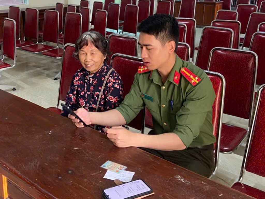 Công an xã tận tình hỗ trợ người dân cài đặt ứng dụng