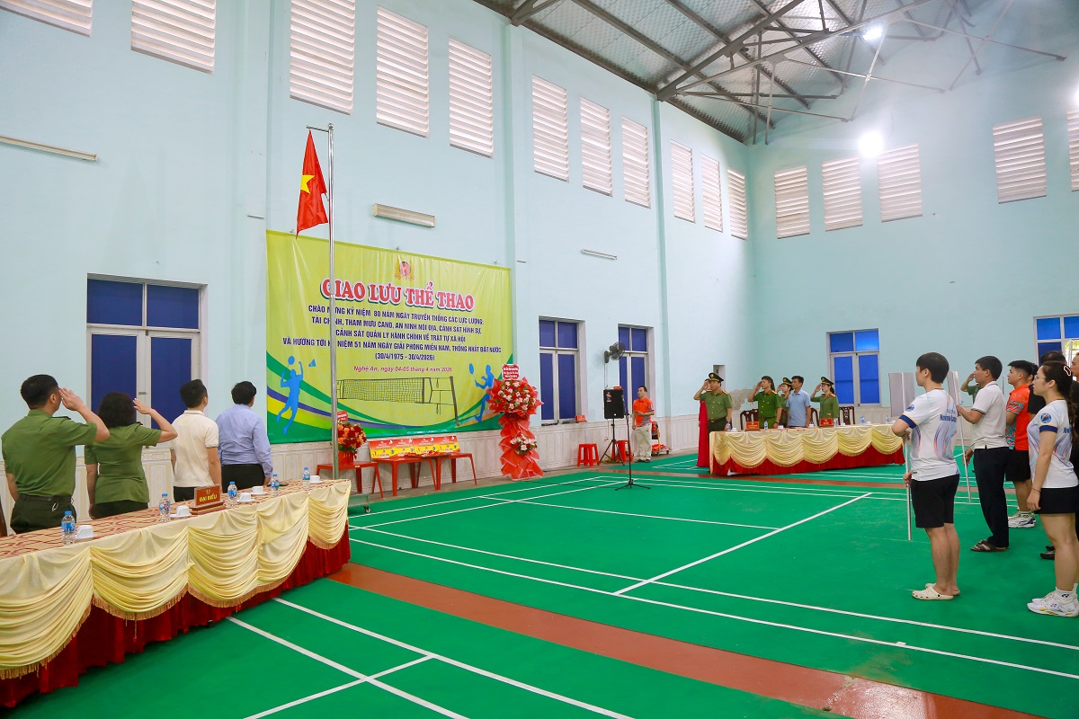 Ban tổ chức và các vận động viên thực hiện nghi thức chào cờ