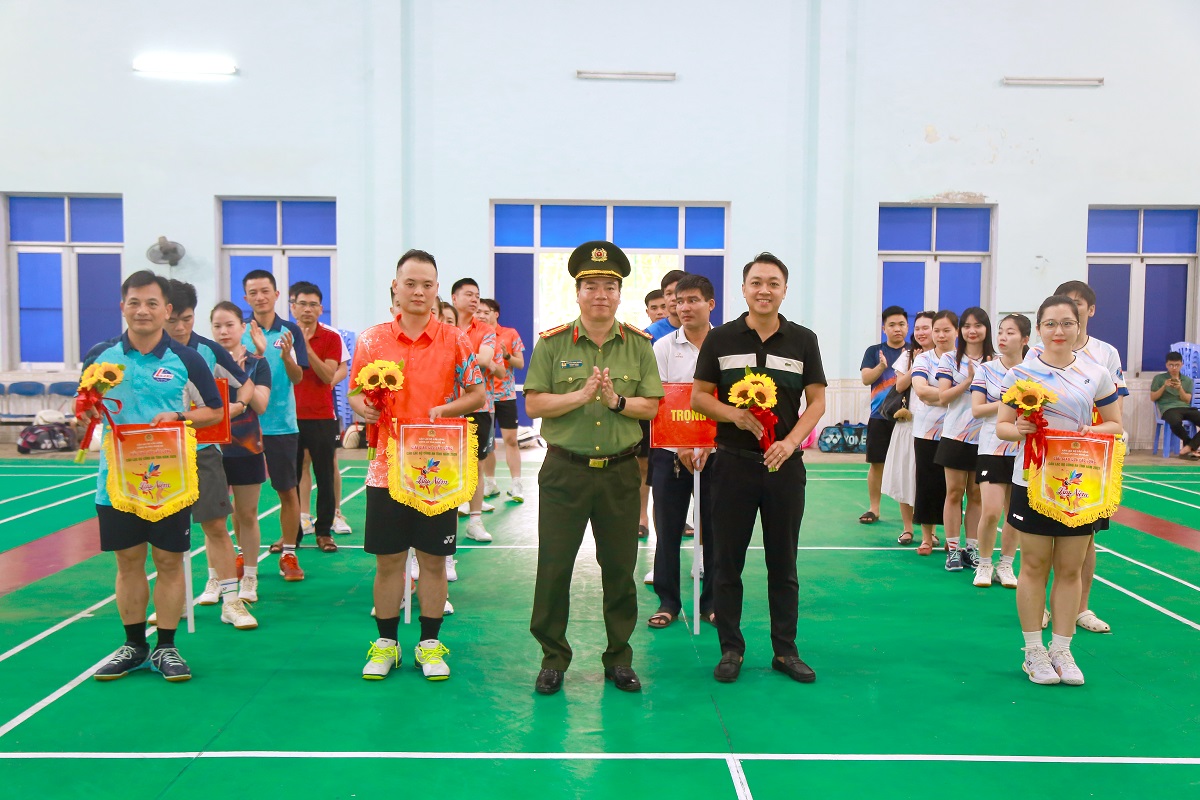 Tặng hoa và cờ lưu niệm các Câu lạc bộ tham gia thi đấu