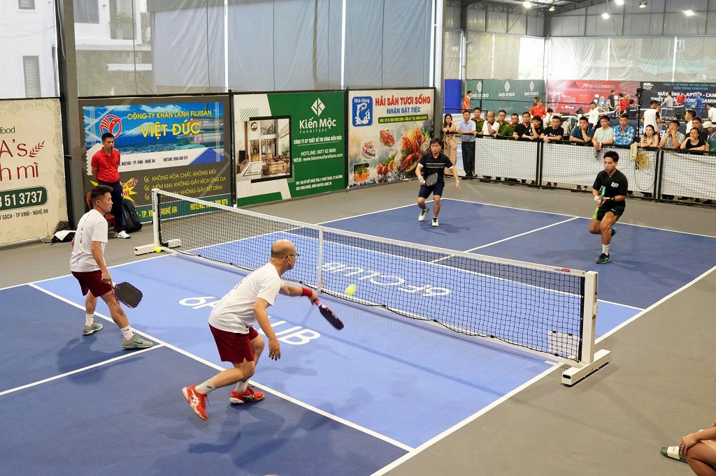 Vận động viên tranh tài sôi nổi 