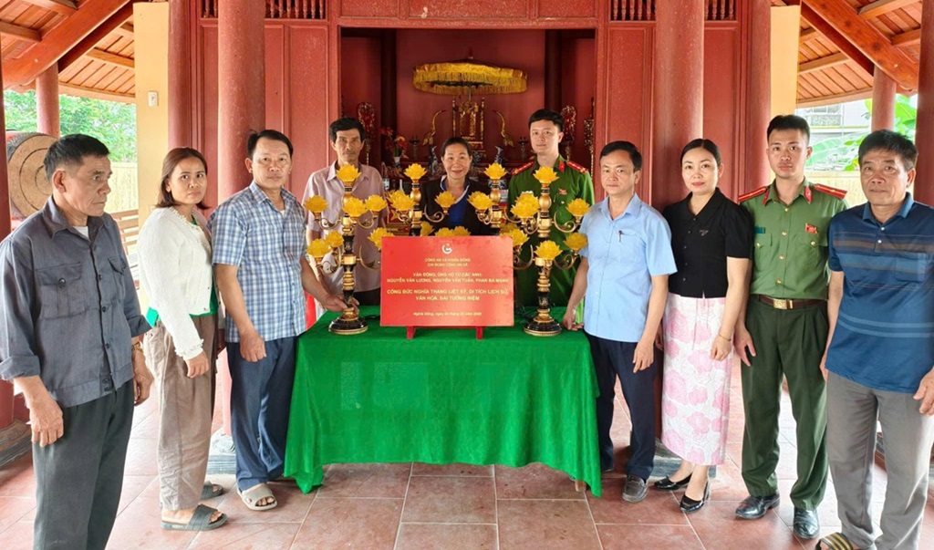 Công an xã Nghĩa Đồng vận động ủng hộ, trao tặng 05 cặp đèn thờ tại di tích lịch sử văn hoá