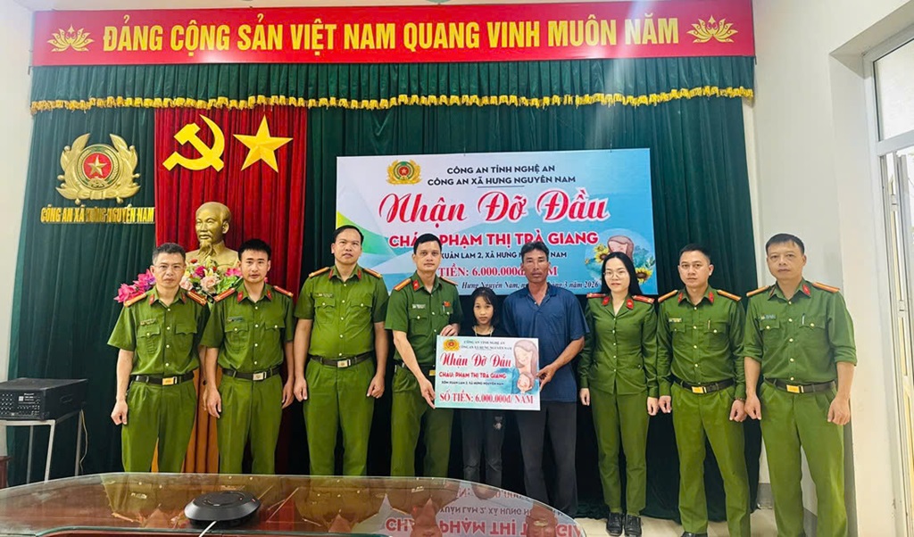 Công an xã Hưng Nguyên Nam nhận đỡ đầu em Phạm Thị Trà Giang