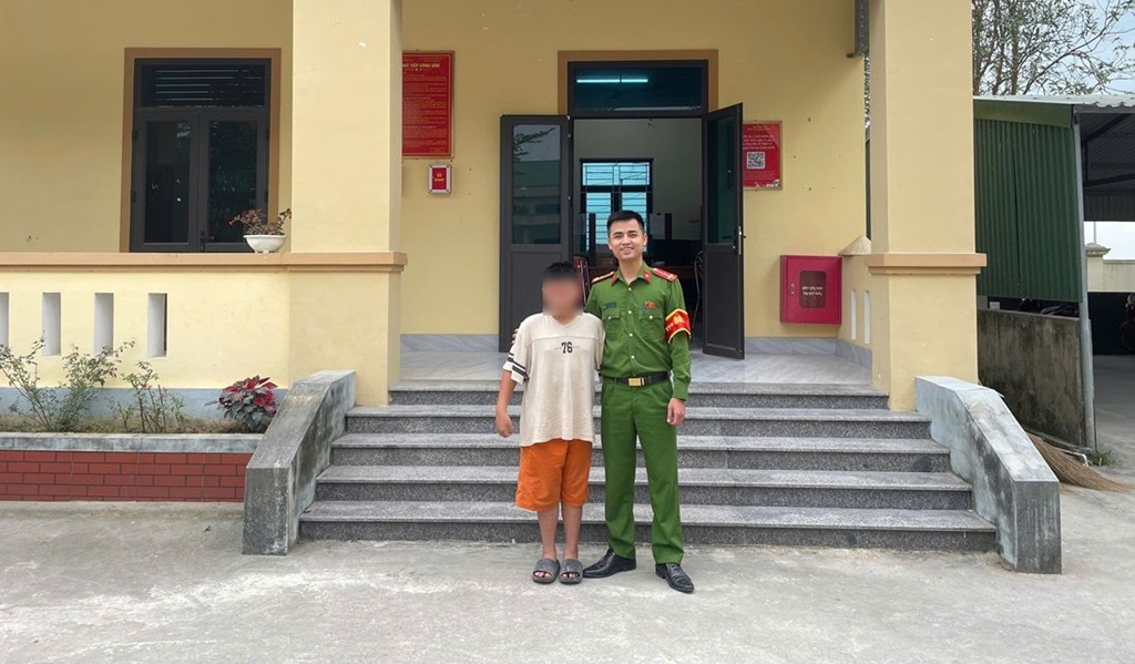 Công an xã Hưng Nguyên Nam kịp thời hỗ trợ trẻ đi lạc trở về với gia đình