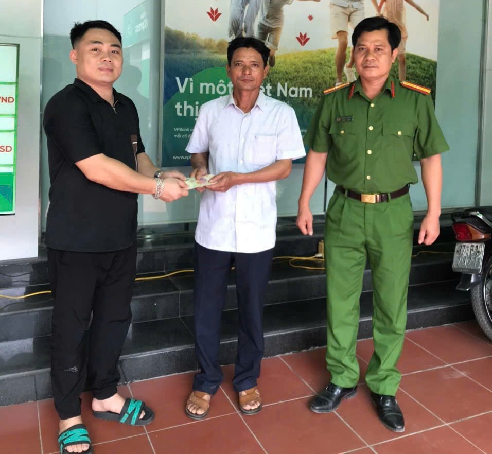 Công an xã Nghĩa Thọ hỗ trợ người dân nhận lại tiền chuyển khoản nhầm