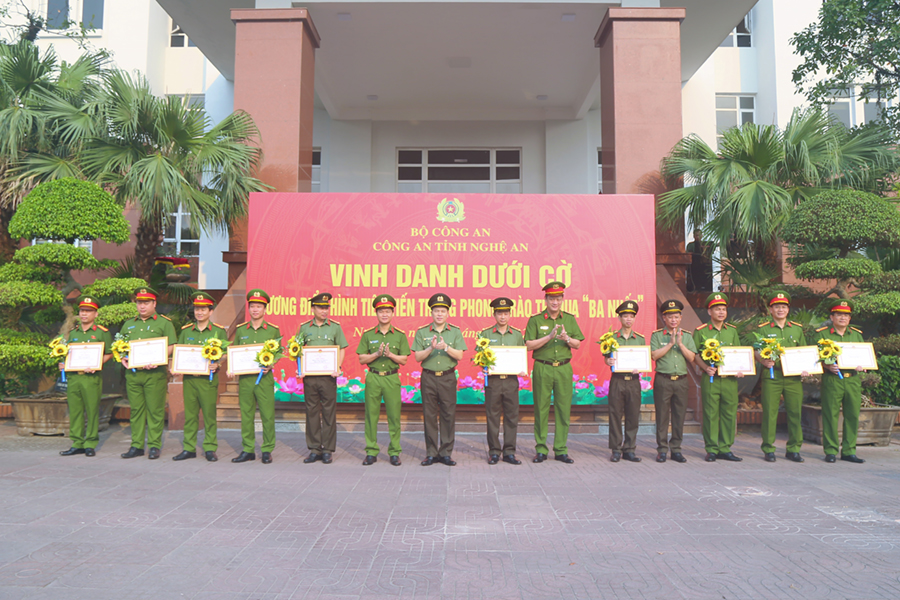 Các đồng chí trong Ban Thường vụ Đảng ủy, Lãnh đạo Công an tỉnh chụp ảnh lưu niệm cùng 10 tập thể được vinh danh