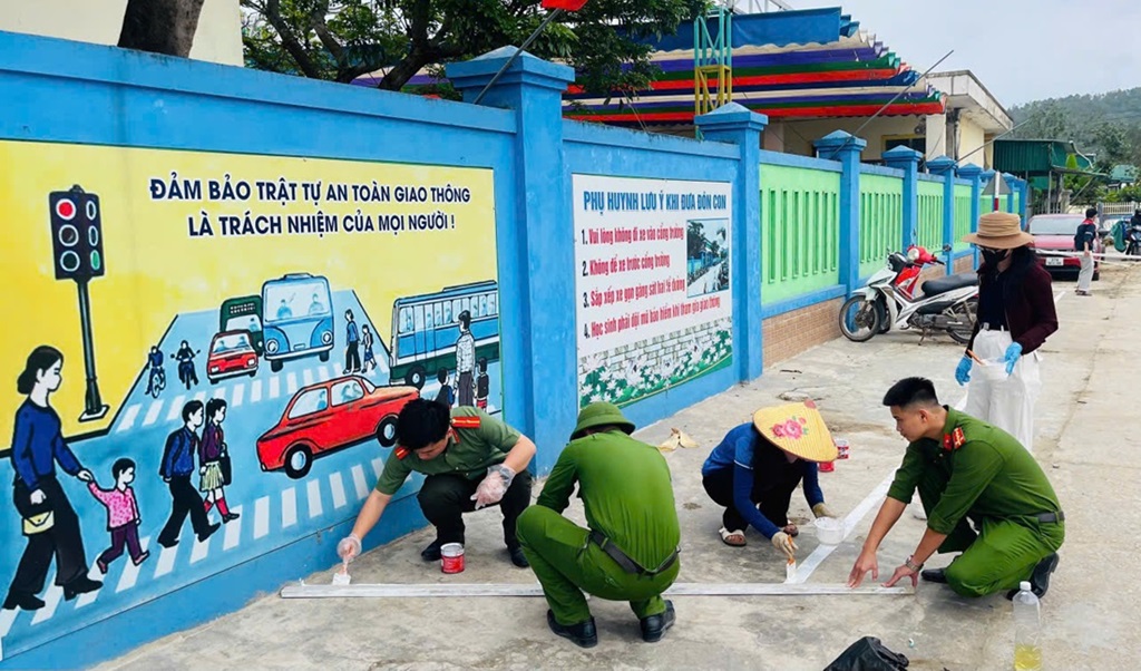 Công an xã Hải Lộc triển khai mô hình “Cổng trường an toàn giao thông”