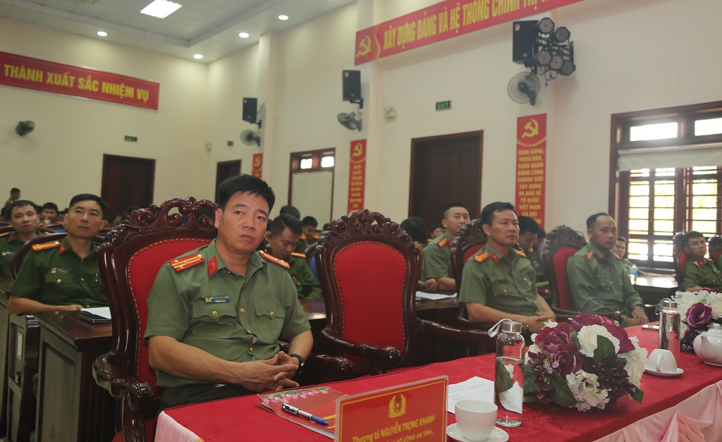 Đại biểu tham dự buổi lễ