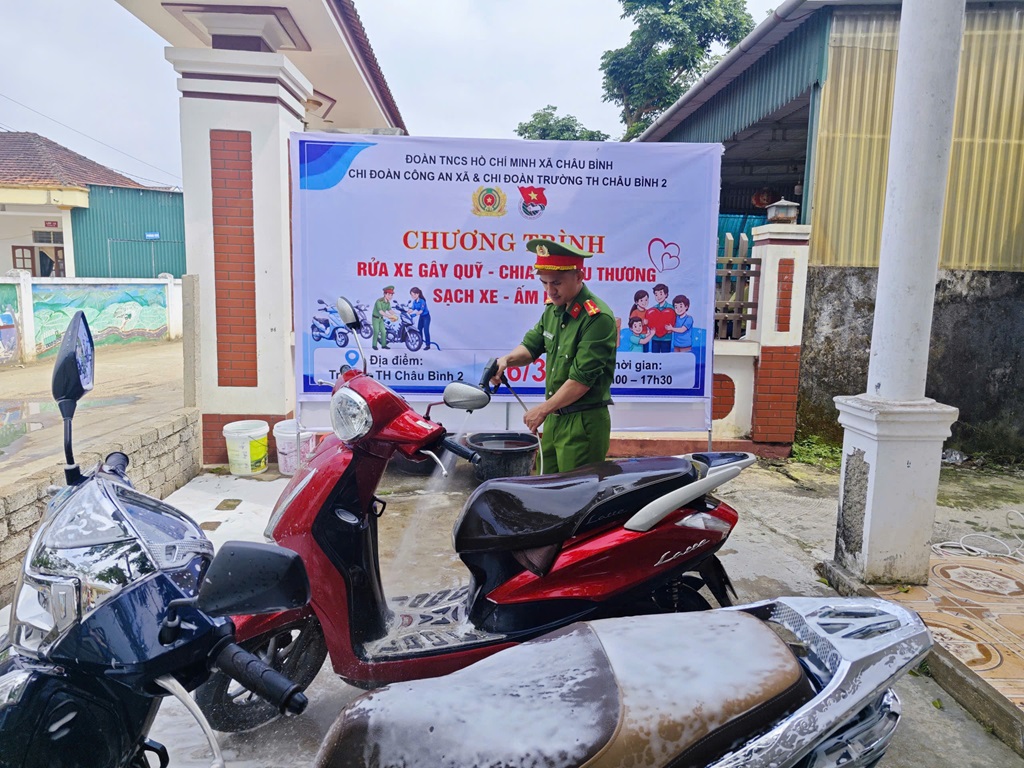 Công an xã Châu Bình “Rửa xe gây quỹ - Chia sẻ yêu thương, sạch xe - ấm lòng”