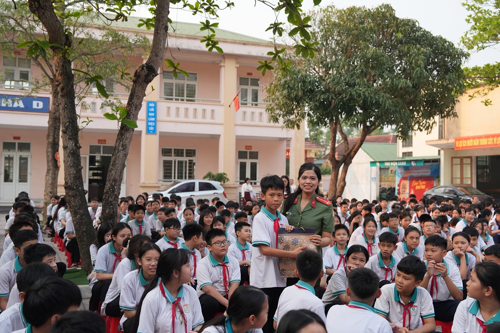 Học sinh hăng hái tham gia trả lời câu hỏi   
