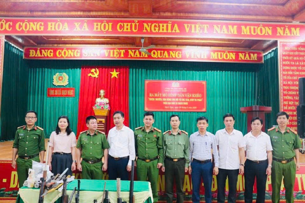 Người dân tự giác đến giao nộp vũ khí, vật liệu nổ, công cụ hỗ trợ cho Công an xã