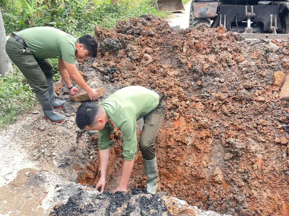 Công an xã Nghĩa Thọ tham gia khắc phục sự cố hệ thống thoát nước